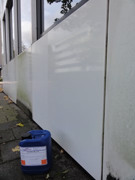 Gecoat aluminium behandeld met Kutaltex BL 314. (semicoating)