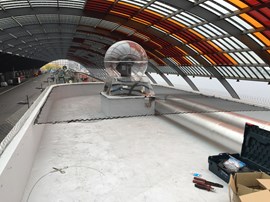 Duivenpennen en duivengaas op het dak Chauffeurskantine centraal station Amsterdam.